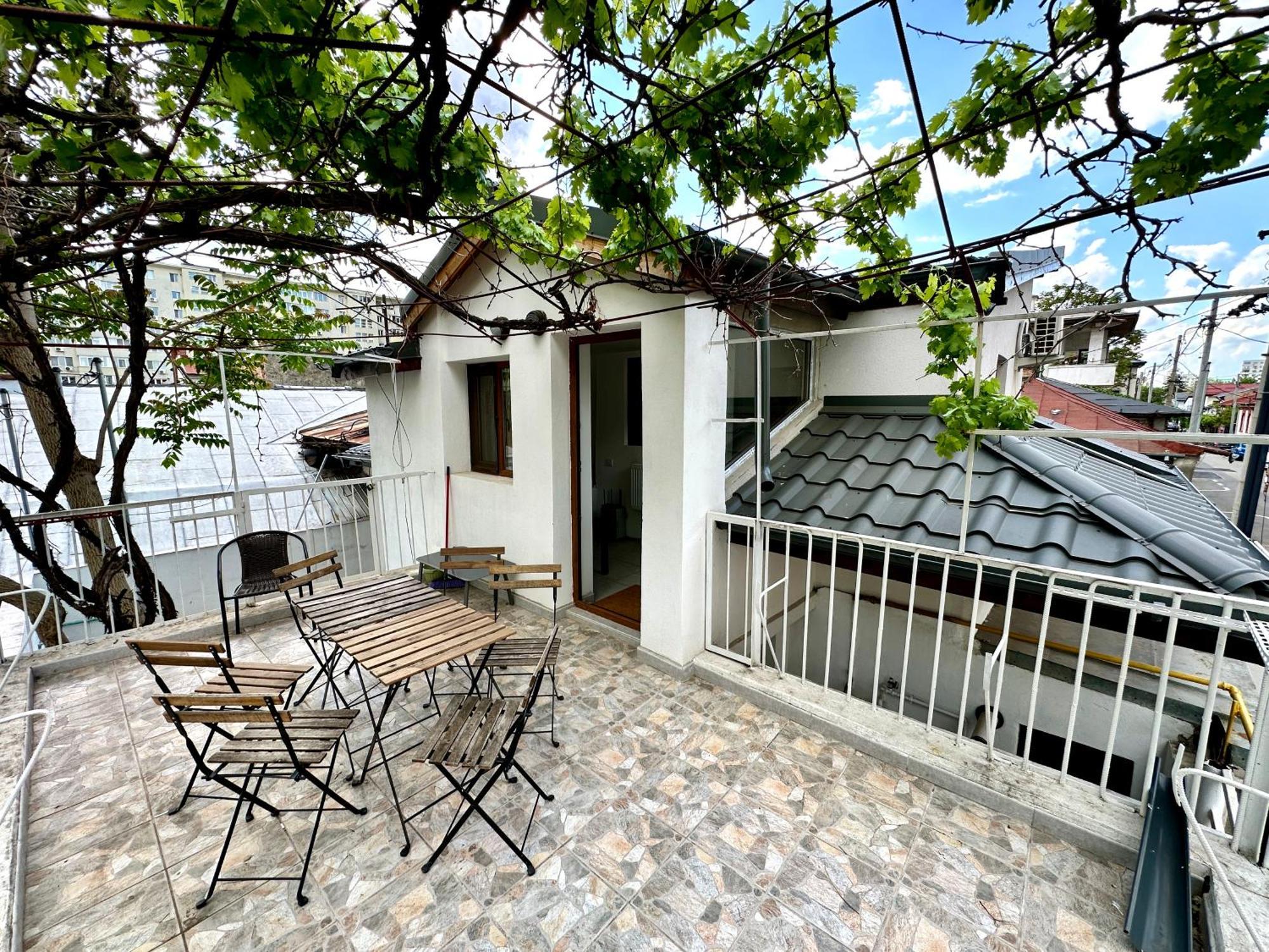 Villa Interbelic House With Courtyard And Terrace à Bucarest Extérieur photo